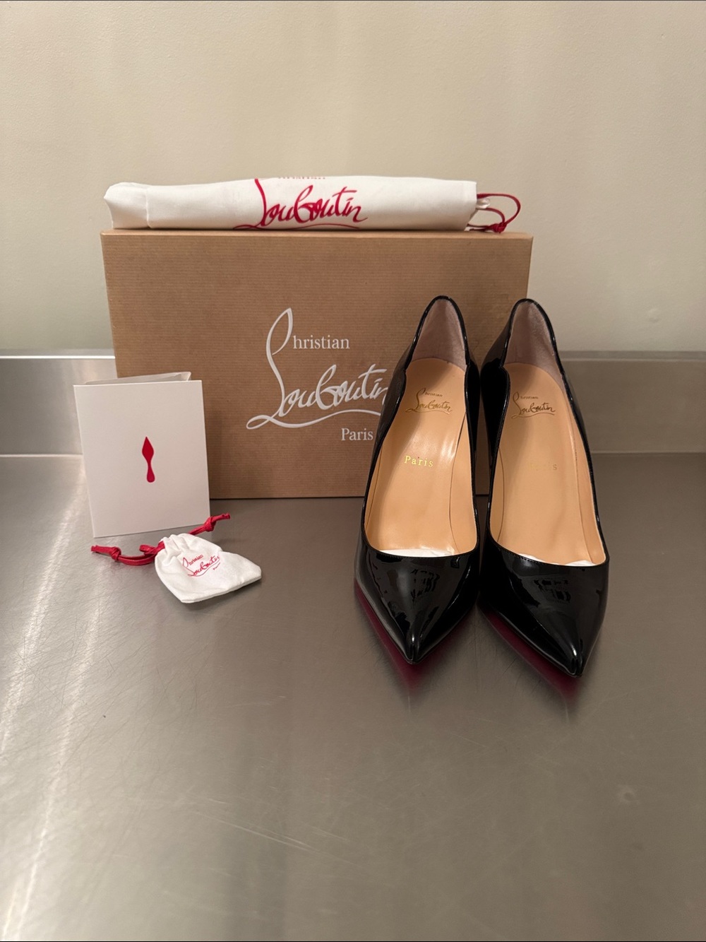 Christian Louboutin Hot Chick
100 mm Pumps - Patent calf leather - Black 40